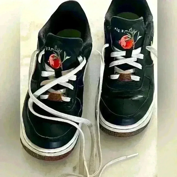 Nike Air Force 1 pomegranate in youth size 5. - Picture 3 of 10